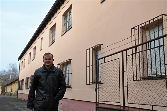 Místostarosta Litomic Karel Krejza ped budovou kasáren.