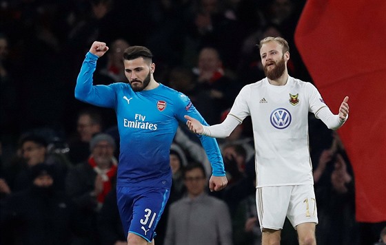 Obránce Arsenalu Sead Kolainac slaví gól, kterým proti Östersundu sníil na...