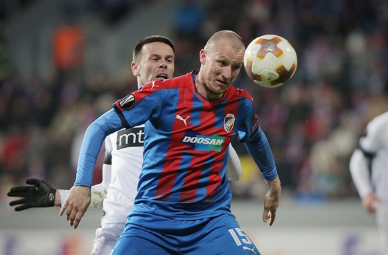 Michael Krmeník z Plzn zpracovává balon ped Bojanem Ostojiem z Partizanu.