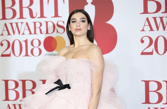 Zpvaka a modelka Dua Lipa na Brit Awards (Londýn, 21. února 2018)