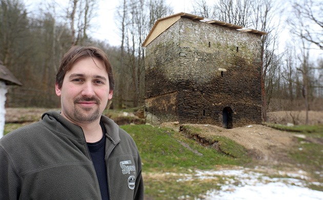Petr Jaka rekonstruuje v Pomezné na Chebsku zbytky stedovké tvrze. Cílem je...