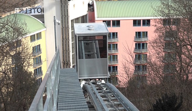 Hotelový výtah, který nahradil lanovku, už má za sebou zátěžový test