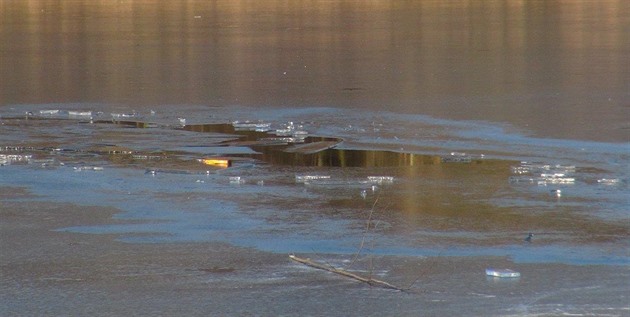 Na rybníku v praských Kyjích se pod bruslaem proboil led (25. února 2018).