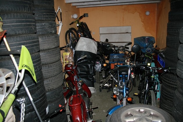 Odcizené p�edm�ty, které policie zabavila u dvojice pachatel� vykrádající...