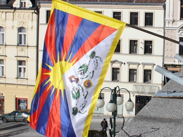 Tibetský prapor visel na jablonecké radnici naposledy v letech 2013 a 2015....
