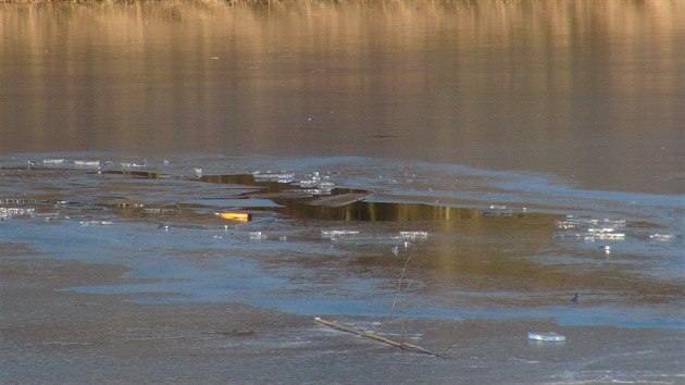 Na rybníku v praských Kyjích se pod bruslaem proboil led (25. února 2018).