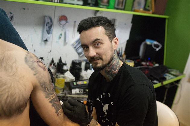 Tatér Jan Mikulec vlastní tetovací studie Jungle Tattoo ve Vsetín.