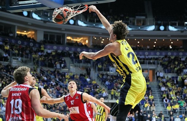 Jan Veselý z Fenerbahce Istanbul se zasme�oval do milánského ko�e. Sledují ho...