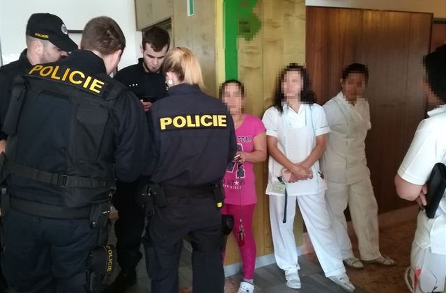 Policisté p�i zásahu proti nelegáln� zam�stnávaným cizinkám.