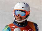 André Myhrer spokojen gestikuluje v cíli olympijského slalomu.