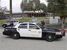 Policejní hlídky stojí ped stední kolou ve mst Whittier v Kalifornii, kde...