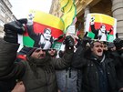 Demonstranti slaví proputní kurdského pedáka Sáliha Muslima. (27. února 2018)