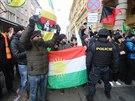 Demonstranti slaví proputní kurdského pedáka Sáliha Muslima. (27. února 2018)