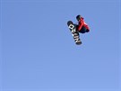 Snowboardista Jamie Nicholls bhem kvalifikace big airu.