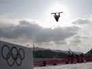 Japonská snowboardistka Miyabi Onitsukaová bhem Big Airu.