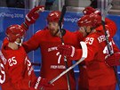 Ruský hokejista Ivan Tlegin oslavuje se svými spoluhrái gól do sít Norska ve...