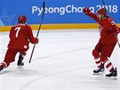 Ruský hokejista Ivan Tlegin oslavuje gól do sít Norska ve tvrtfinále...