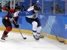 Marko Anttila z Finska brání ped dotírajícím kanadským hokejistou Chayem...