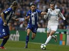 Gareth Bale z Realu Madrid uniká obráncm Alavés.
