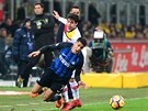 Matías Vecino z Interu Milán padá po souboji s Enricem Brignolou z Beneventa.