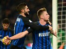Slovenský obránce Milan kriniar z Interu Milán (vpravo) slaví branku do sít...