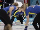 Anna Hasselborgová ze védska (uprosted) posílá kámen po led ve finále...