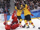 Nmetí hokejisté (v lutoerném) se radují z branky ve finále olympijského...