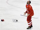 Ruský hokejista Ilja Kovaluk se raduje z olympijského zlata z Pchjongchangu.