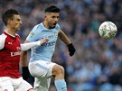Útoník Sergio Agüero (v modrém) z Manchester City pekonává Davida Ospinu ve...
