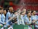 Manchester City oslavuje vítzství v Ligovém poháru. Ve finále porazili Arsenal