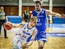 Islandský basketbalista Haukur Palsson (vlevo) uniká eskému pivotovi Ondeji...