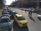 Taxikái se v pondlí na Strahov seli k dalí protestní akci proti idim...