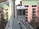 Hotelový výtah, který nahradil lanovku, u má za sebou zátový test