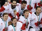 Kanadtí hokejisté oslavují zisk bronzových medailí.