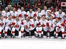 BRONZOVÍ. Hokejisté Kanady po zápase s eským týmem.