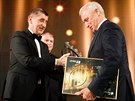 EY Podnikatel roku 2017 Lubomír Stoklásek pebírá cenu od premiéra v demisi...