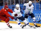 Slovinský hokejista iga Jegli (uprosted) v olympijském utkání proti Rusku....