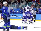 POSTUP. Nortí hokejisté se radují z vítzství v olympijském utkání se...