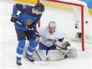 Finský hokejista Joonas Kemppainen v anci ped korejským gólmanem Mattem...