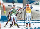 Čeští biatlonisté Markéta Davidová a Ondřej Moravec při předávce v olympijském...