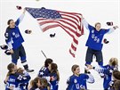 ZLATO. Hokejistky USA slaví zisk zlaté olympijské medaile po vítzství nad...