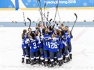 ZLATO. Hokejistky USA slaví zisk zlaté olympijské medaile po vítzství nad...