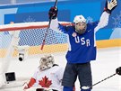 Amerianka Hilary Knightová se raduje z branky ve finálovém utkání olympijského...