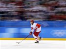 Ruský hokejista Ilja Kovaluk pi olympijském semifinále proti esku. (23....