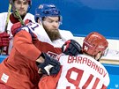 eský hokejista Adam Poláek v souboji s Alexanderem Barabanovem z Ruska. (23....
