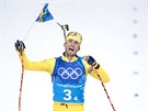 ZLATO. véd Fredrik Lindström v cíli biatlonového závodu na 4x7,5 kilometru v...