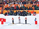 HVZDA. Fotografové a fanouci sledují ceremoniál po olympijském vítzství...
