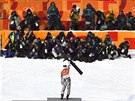 HVZDA. eská snowboardistka Ester Ledecká pi ceremoniálu po olympijském...