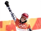 eská snowboardistka Ester Ledecká v cíli olympijského paralelního obím...