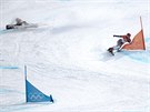 eská snowboardistka Ester Ledecká v semifinálovém souboji s Ramonou Theresií...